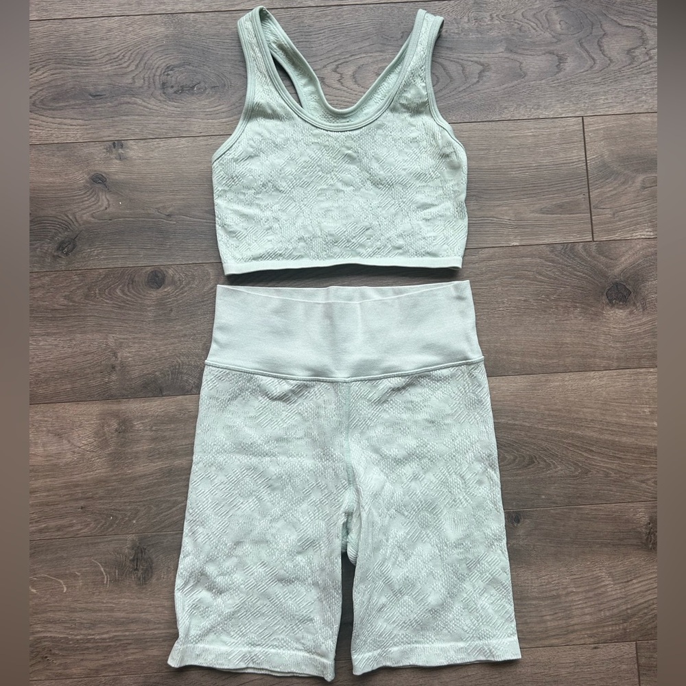 Offline by Aerie mint floral textured workout set 7” inseam size small